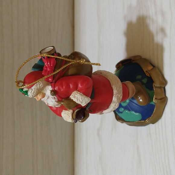 Vintage 1992 Coca Cola Santa Standing On The World Ornament - Picture 4 of 6
